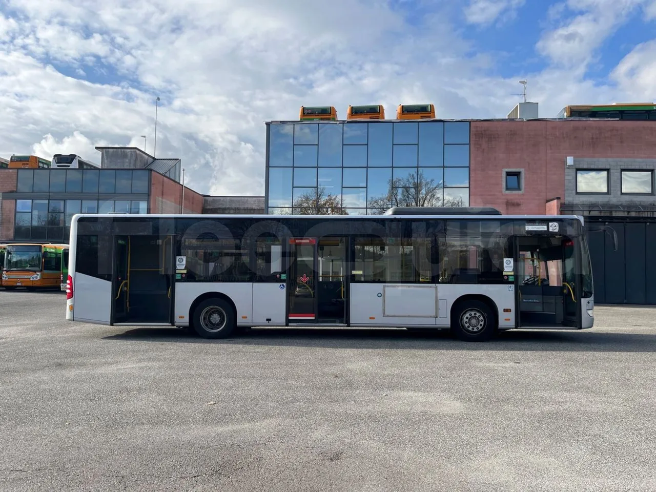 Mercedes-Benz O 530 5303/P - Euro 5 - 210 kW - 11.950 mt - right side doors open