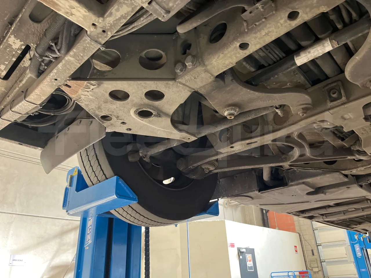 Mercedes-Benz O 530 5303/P - Euro 5 - 210 kW - 11.950 mt - front axle right side