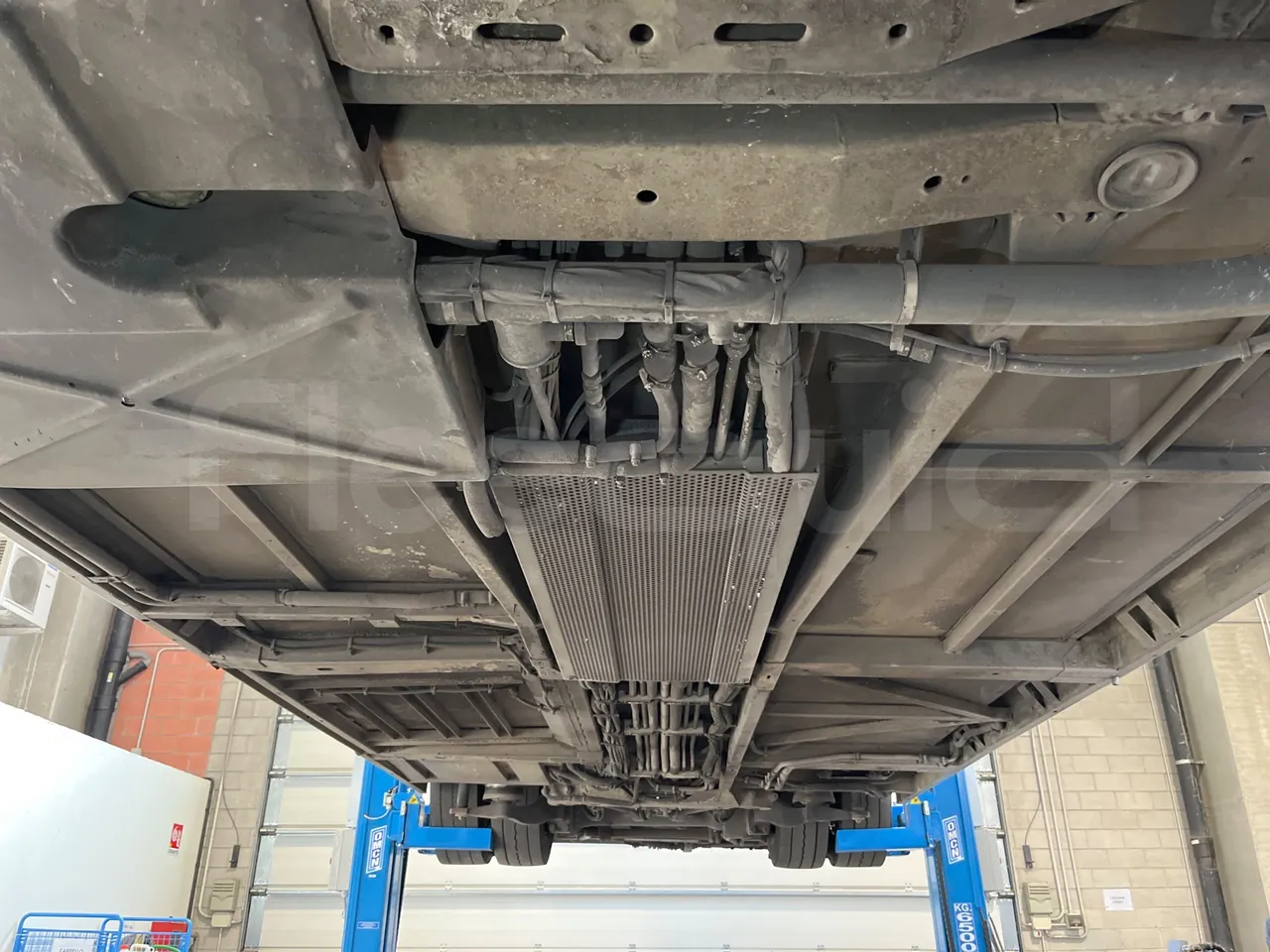 Mercedes-Benz O 530 5303/P - Euro 5 - 210 kW - 11.950 mt - central undercarriage photo