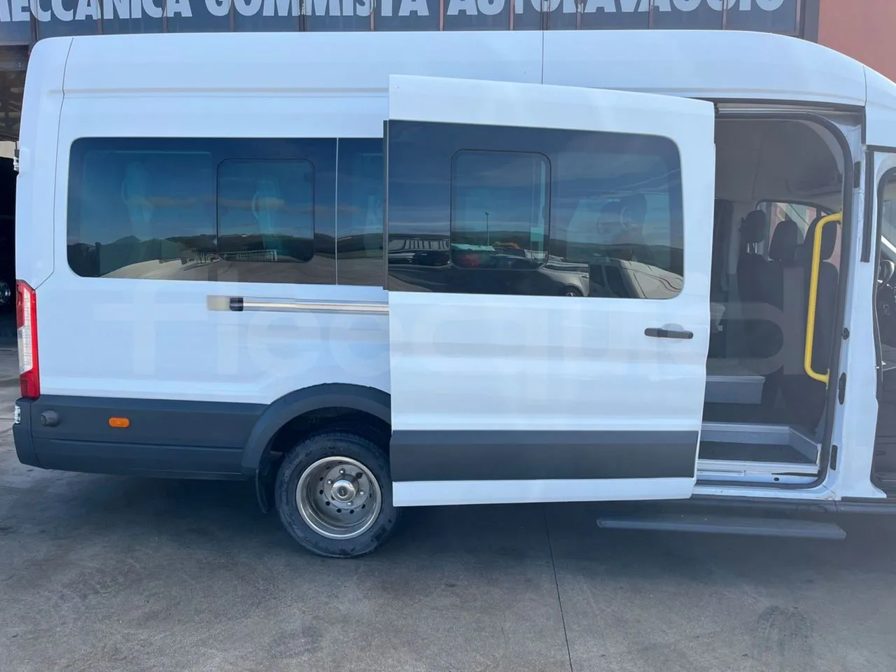 Ford Transit FBD -  Euro6 - 114kW - 6.704mt - front door 3 open