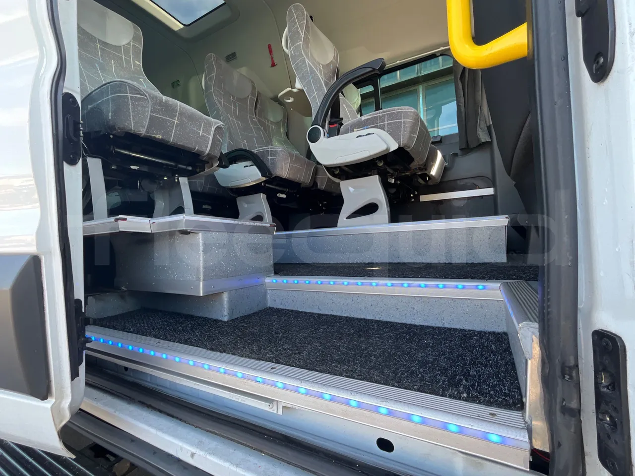 Ford Transit FBD -  Euro6 - 114kW - 6.704mt - jack and driver keys