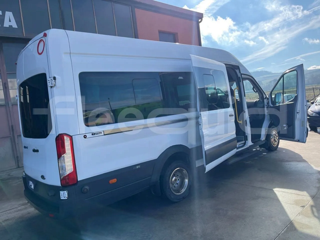 Ford Transit FBD -  Euro6 - 114kW - 6.704mt - 3/4 right front doors open