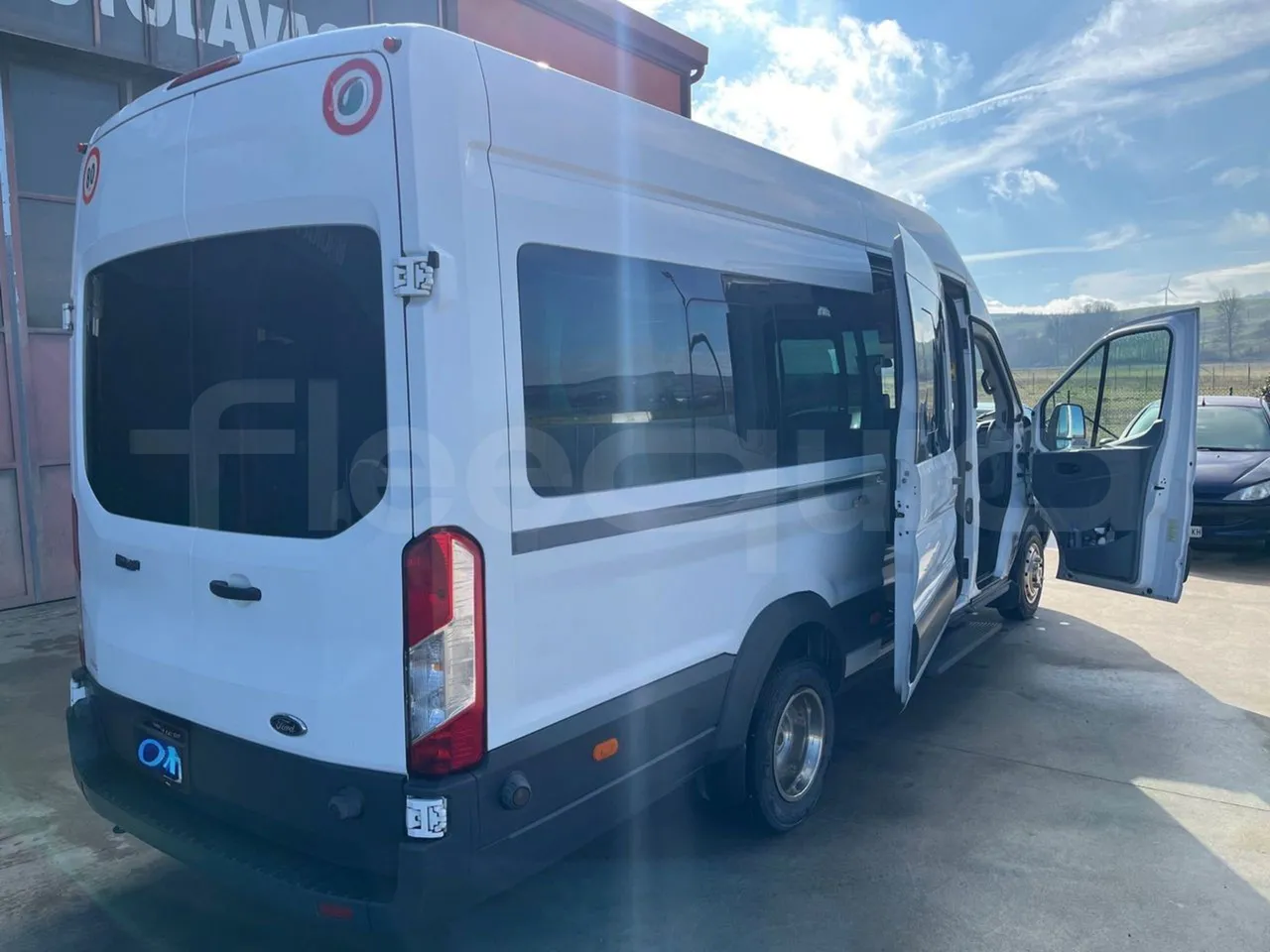 Ford Transit FBD -  Euro6 - 114kW - 6.704mt - 3/4 right rear doors open