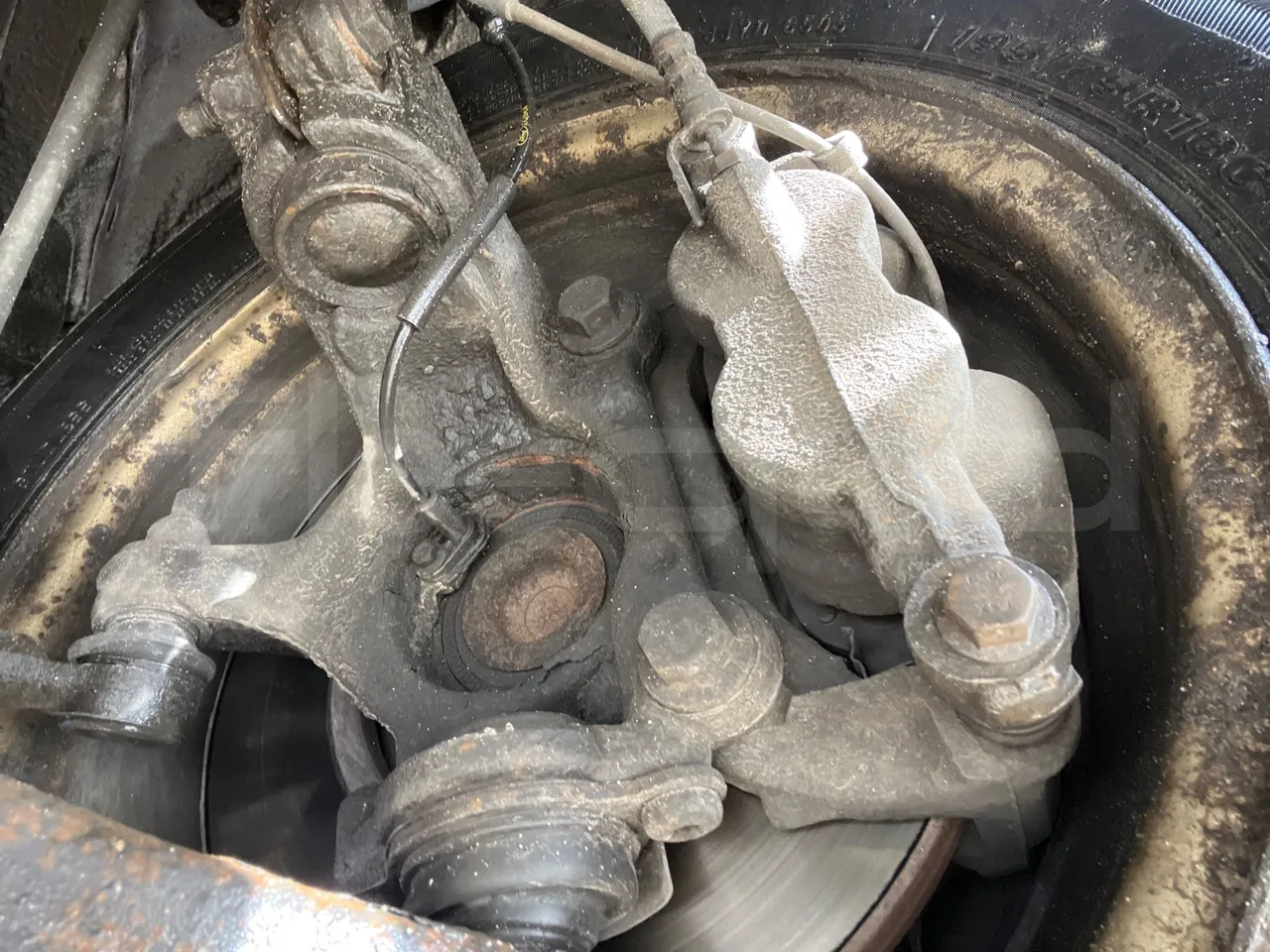 Ford Transit FBD -  Euro6 - 114kW - 6.704mt - front brake calipers right