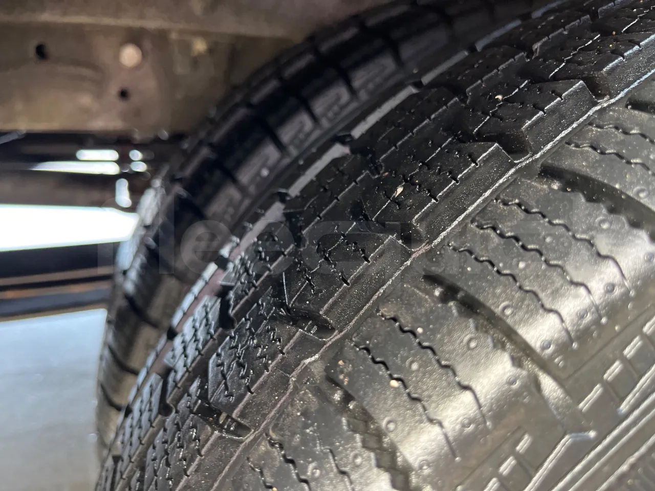 Ford Transit FBD -  Euro6 - 114kW - 6.704mt - tread condition third axle tires right