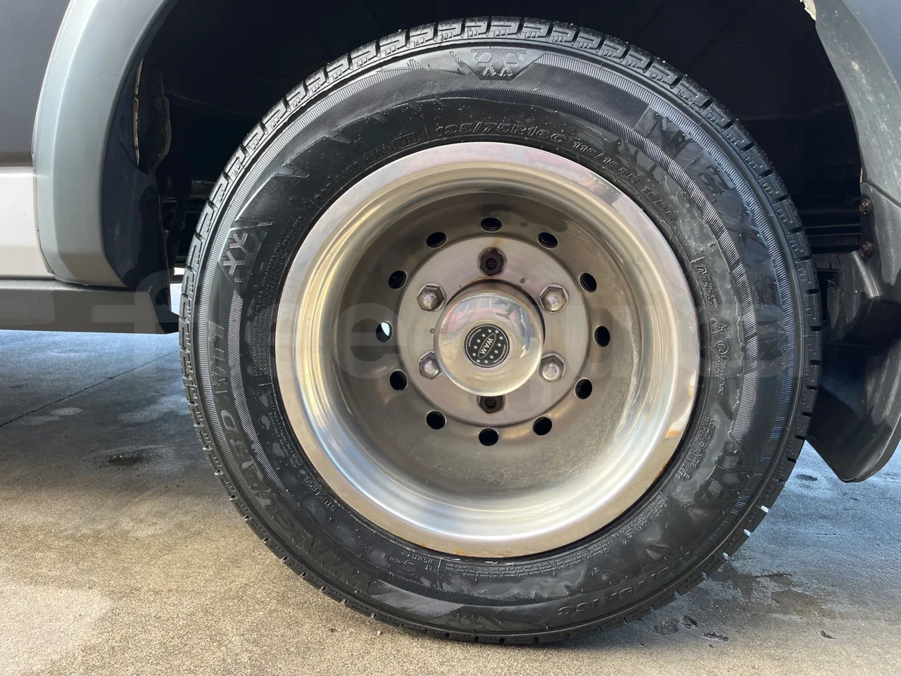 Ford Transit FBD -  Euro6 - 114kW - 6.704mt - rear left tire photo