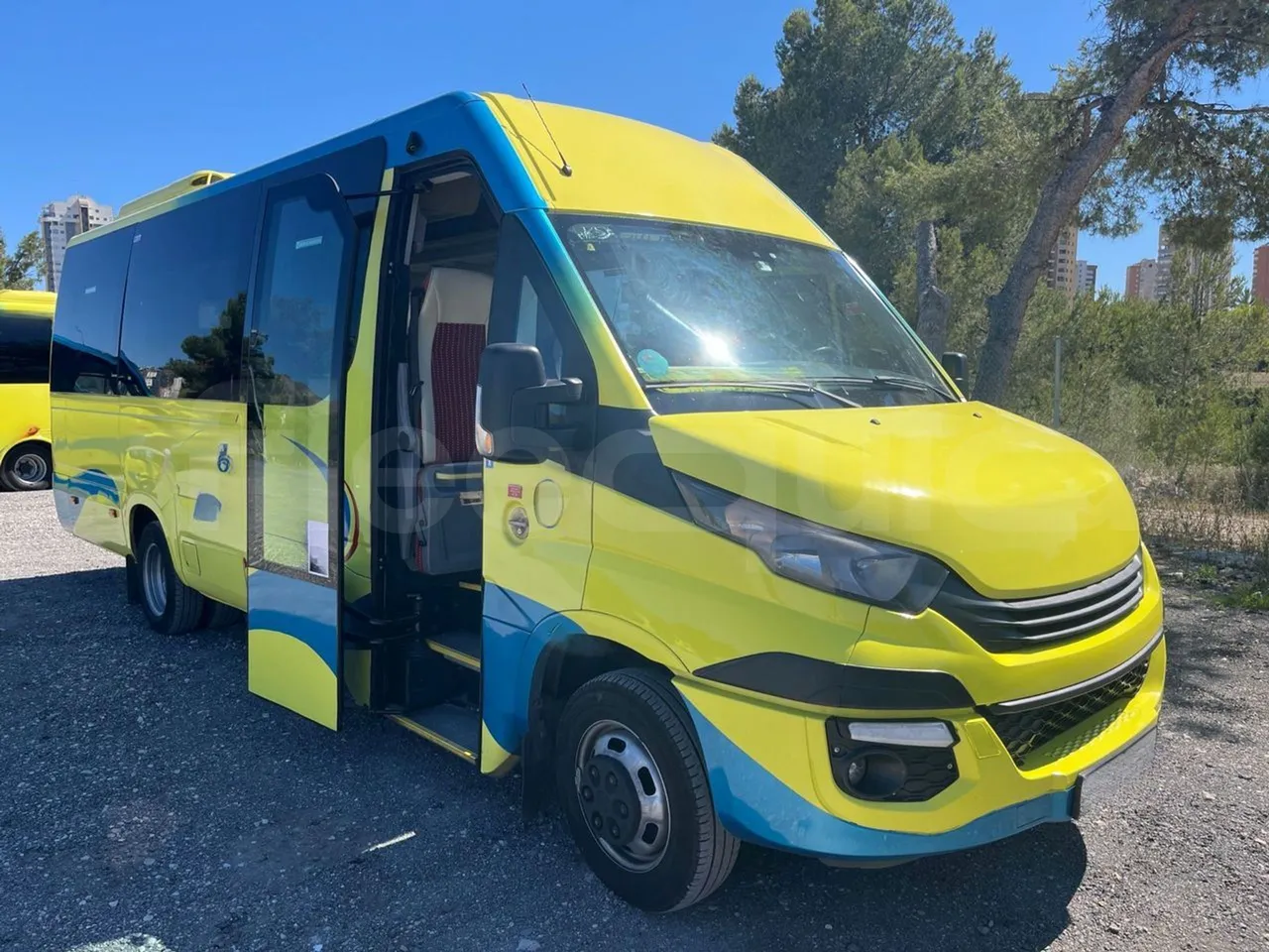 Iveco Ferqui Radius Dino - EUR6 - 132kW - 7.630m - 3/4 right front doors open