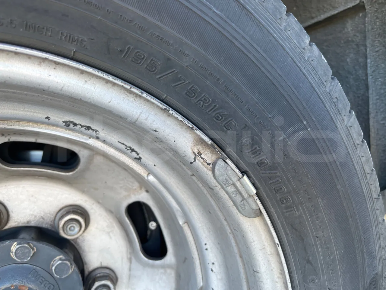 Iveco Ferqui Radius Dino - EUR6 - 132kW - 7.630m - rear left tire photo