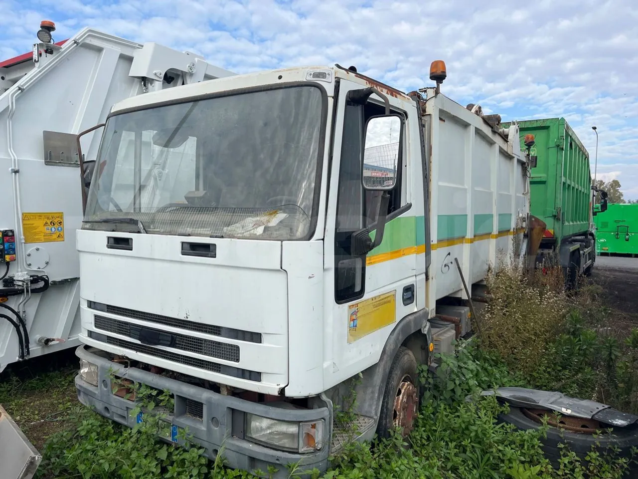 Iveco 100 E 	18N - Euro3 -134kW - 6.105mt - 3/4 front left