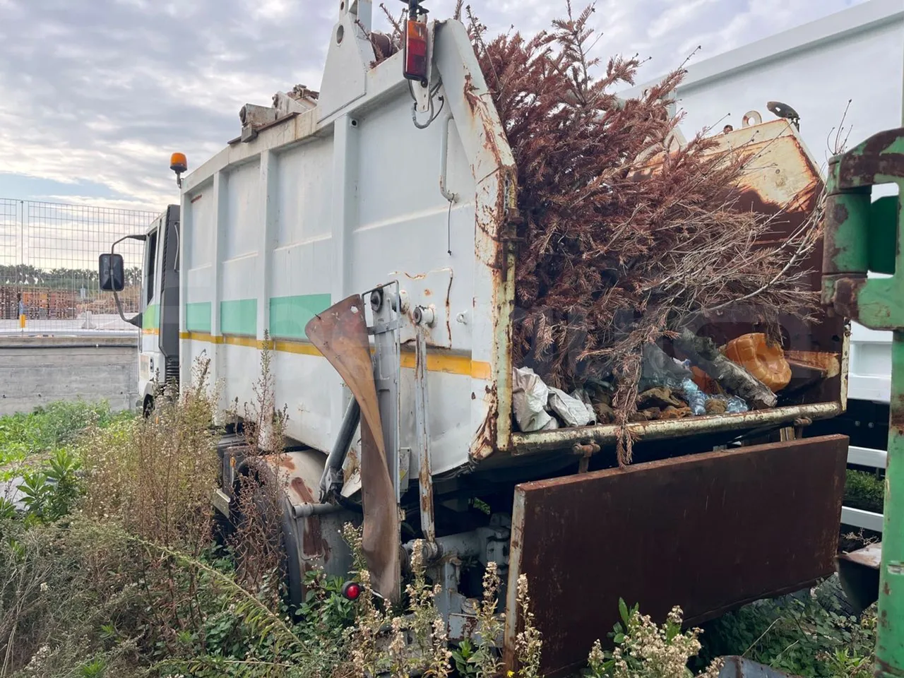Iveco 100 E 	18N - Euro3 -134kW - 6.105mt - 3/4 left rear side