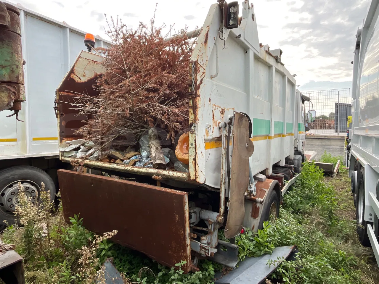 Iveco 100 E 	18N - Euro3 -134kW - 6.105mt - 3/4 right rear doors closed