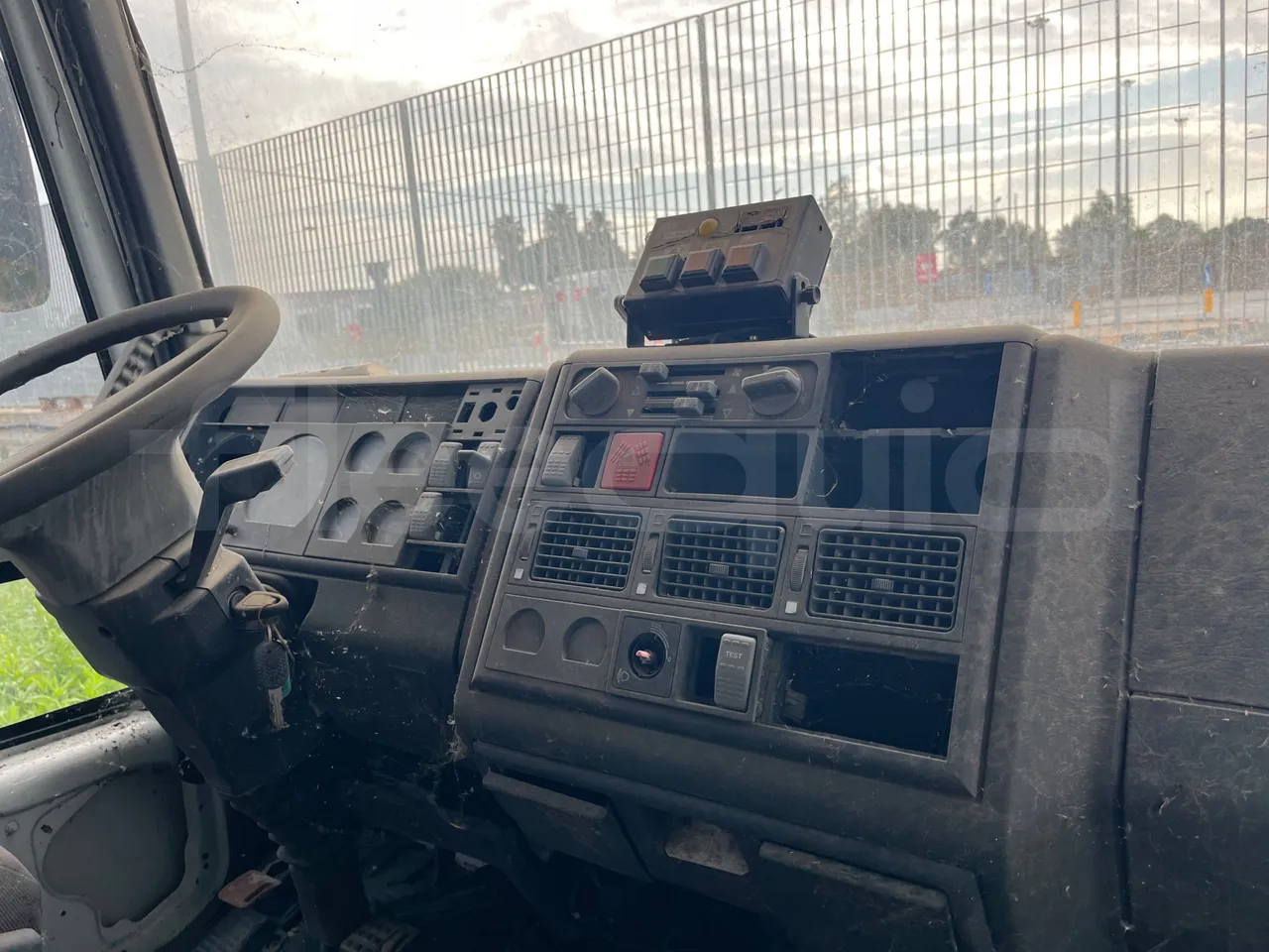 Iveco 100 E 	18N - Euro3 -134kW - 6.105mt - radio accessories photo