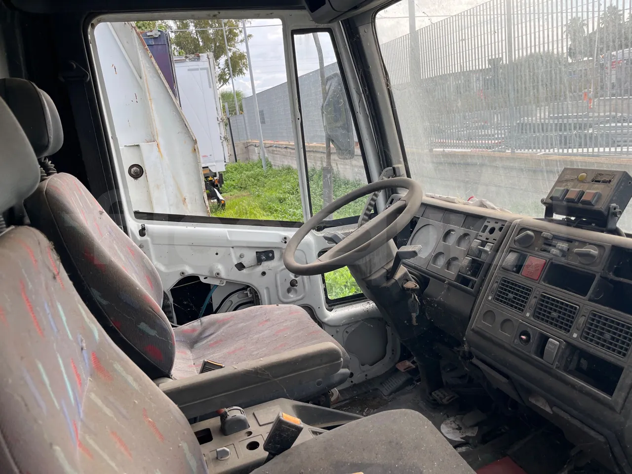 Iveco 100 E 	18N - Euro3 -134kW - 6.105mt - buttons panels on