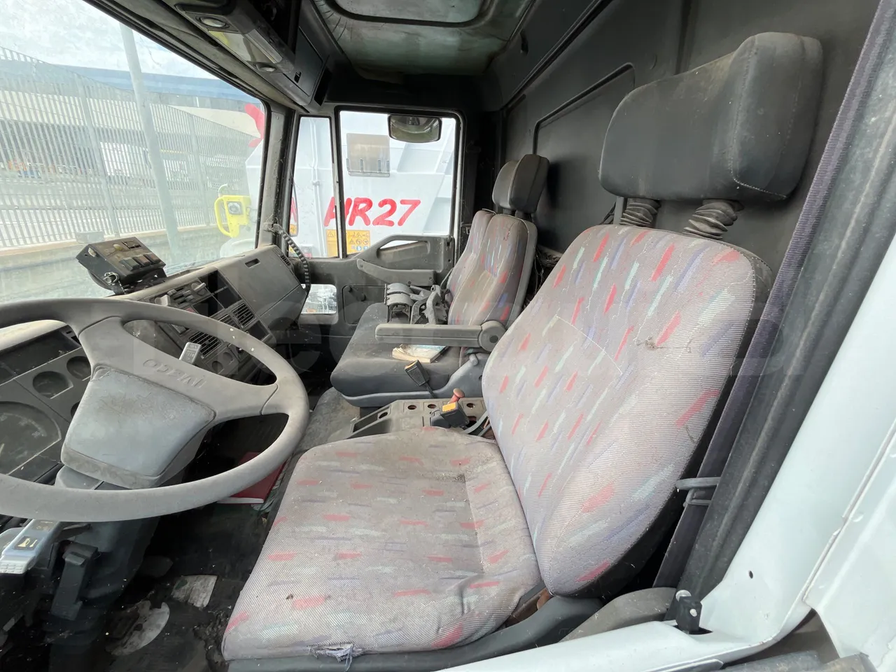 Iveco 100 E 	18N - Euro3 -134kW - 6.105mt - driver's seat photo