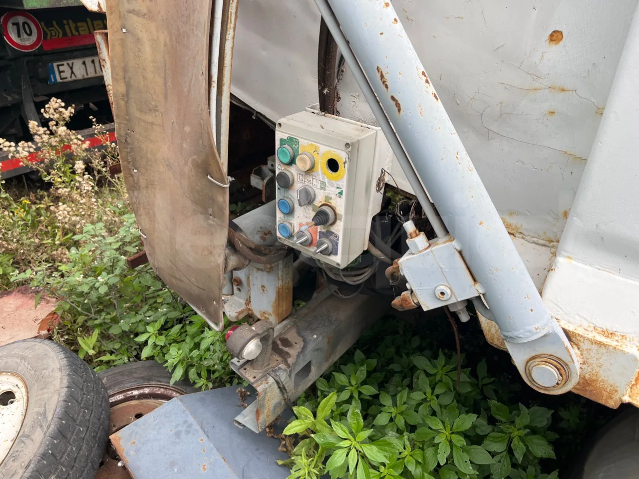 Iveco 100 E 	18N - Euro3 -134kW - 6.105mt - external compartments photo