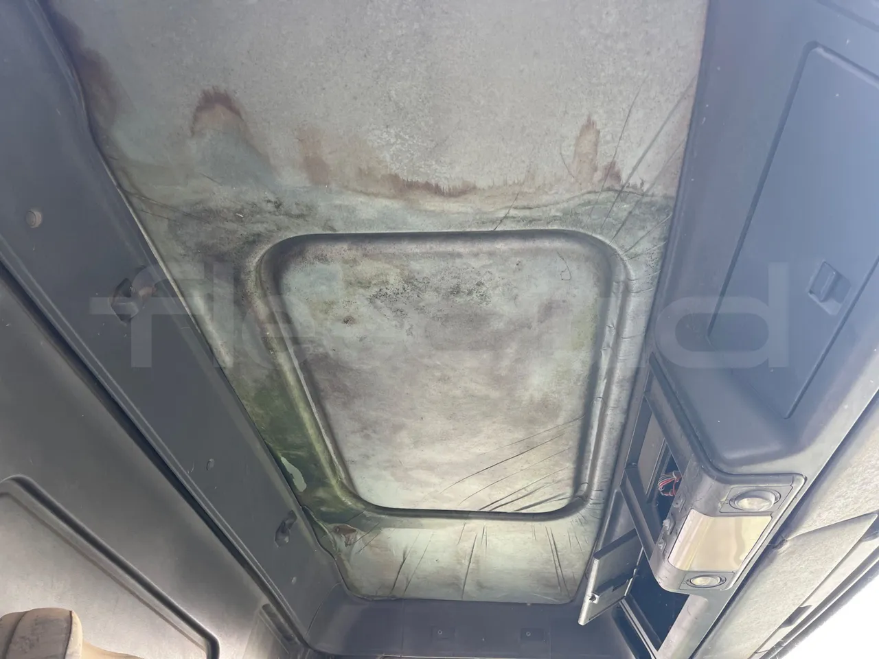 Iveco 100 E 	18N - Euro3 -134kW - 6.105mt - roof hatch 1