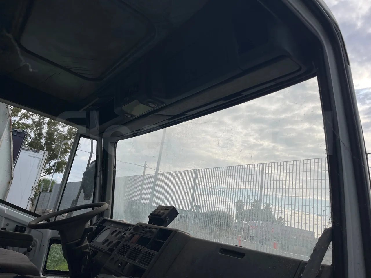 Iveco 100 E 	18N - Euro3 -134kW - 6.105mt - interior reverse seats driver height