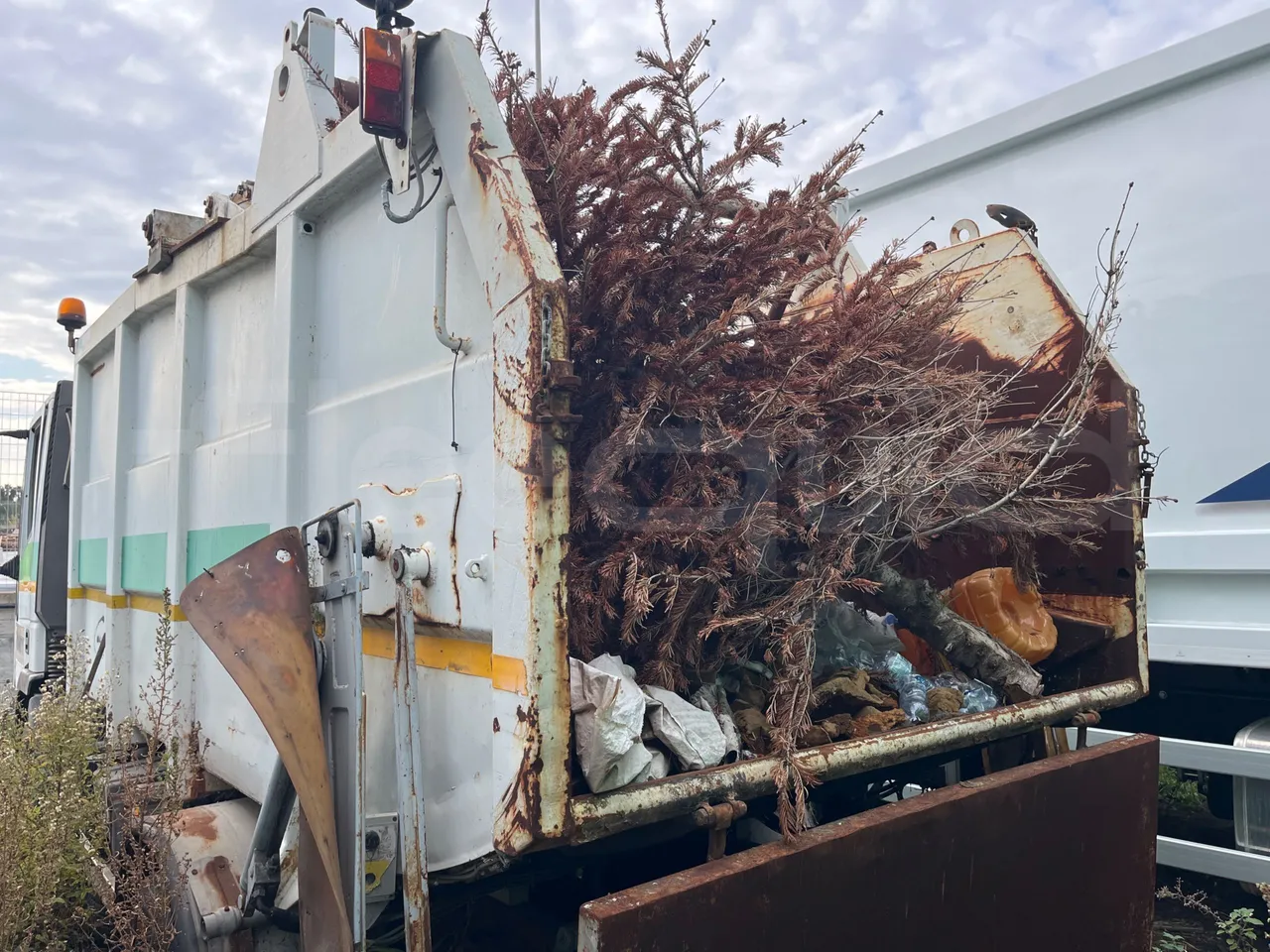 Iveco 100 E 	18N - Euro3 -134kW - 6.105mt - internal frame rust check