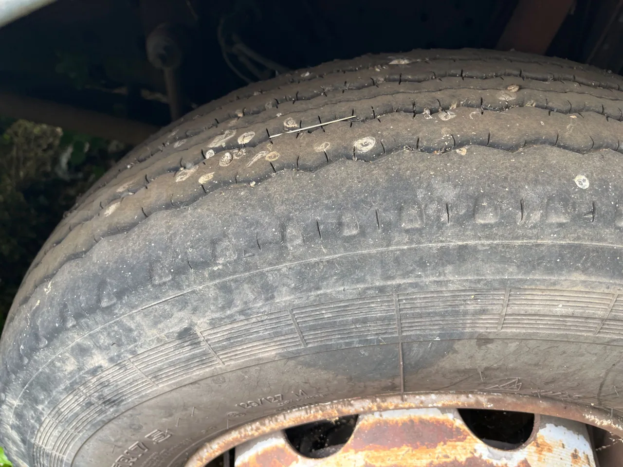 Iveco 100 E 	18N - Euro3 -134kW - 6.105mt - tread condition front tires right