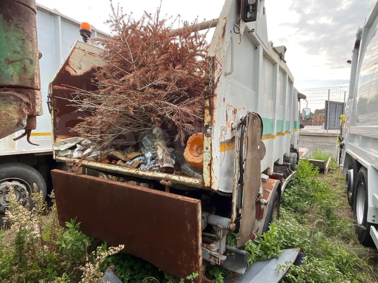 Iveco 100 E 	18N - Euro3 -134kW - 6.105mt - rear hatch closed