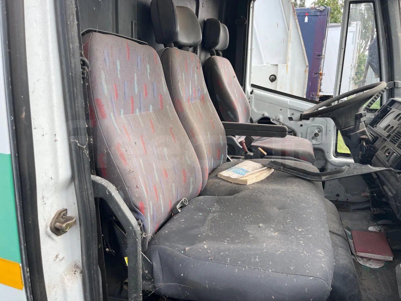 Iveco 100 E 	18N - Euro3 -134kW - 6.105mt - hostess seat photo