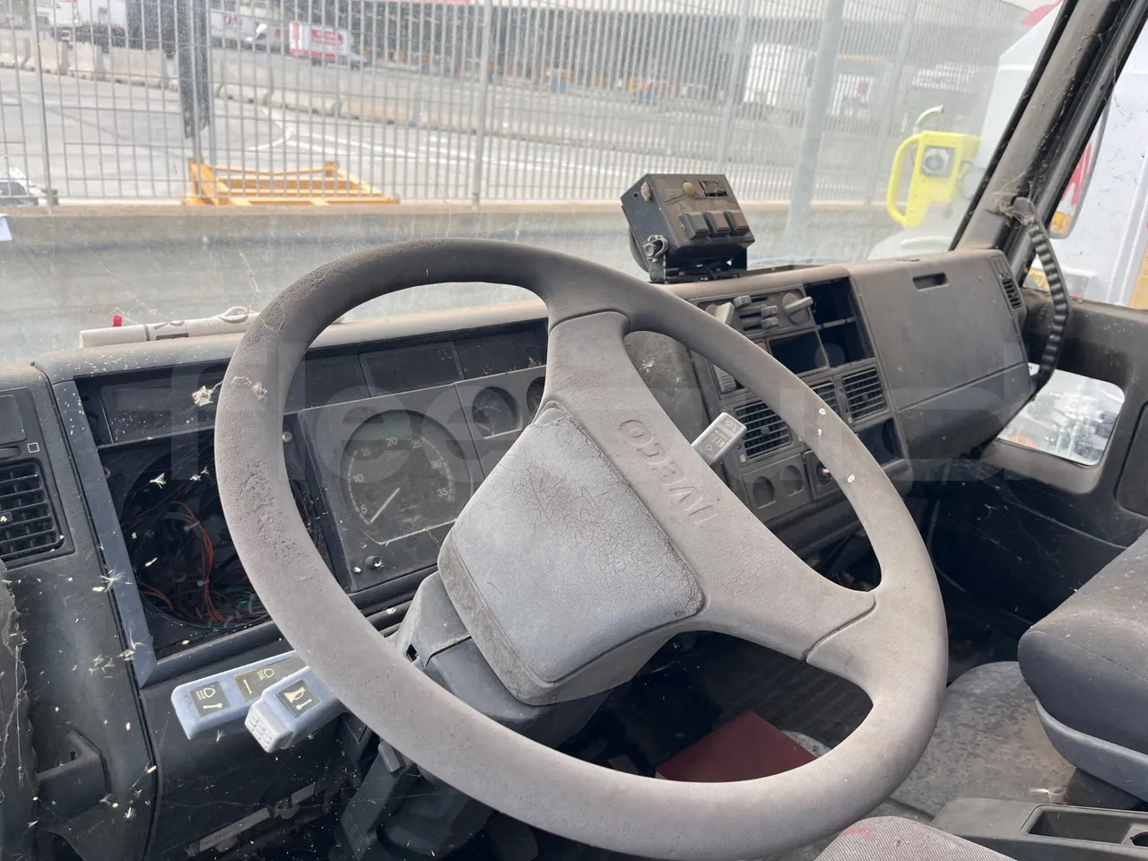Iveco 100 E 	18N - Euro3 -134kW - 6.105mt - steering wheel photo