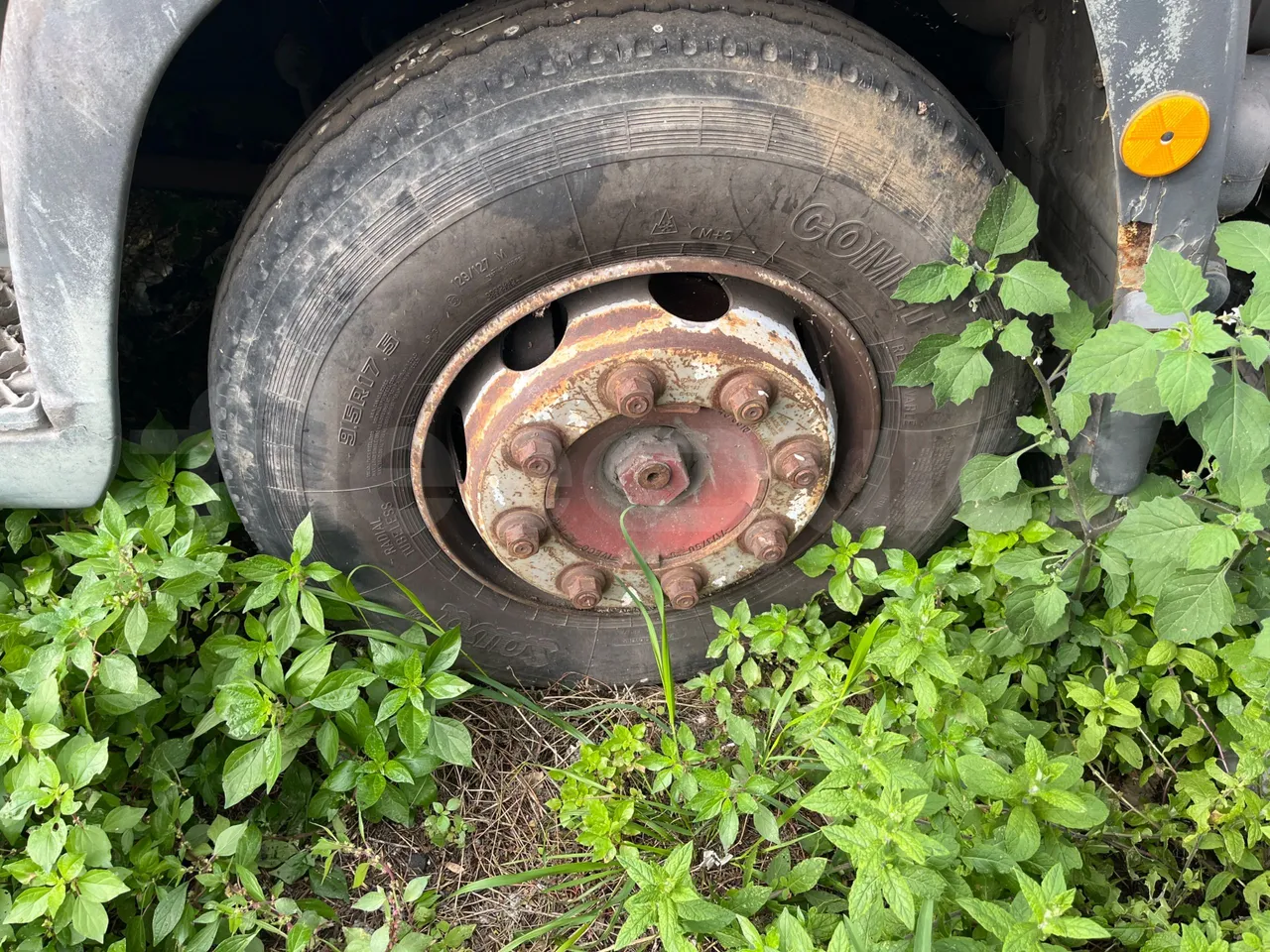 Iveco 100 E 	18N - Euro3 -134kW - 6.105mt - front left tire measurements