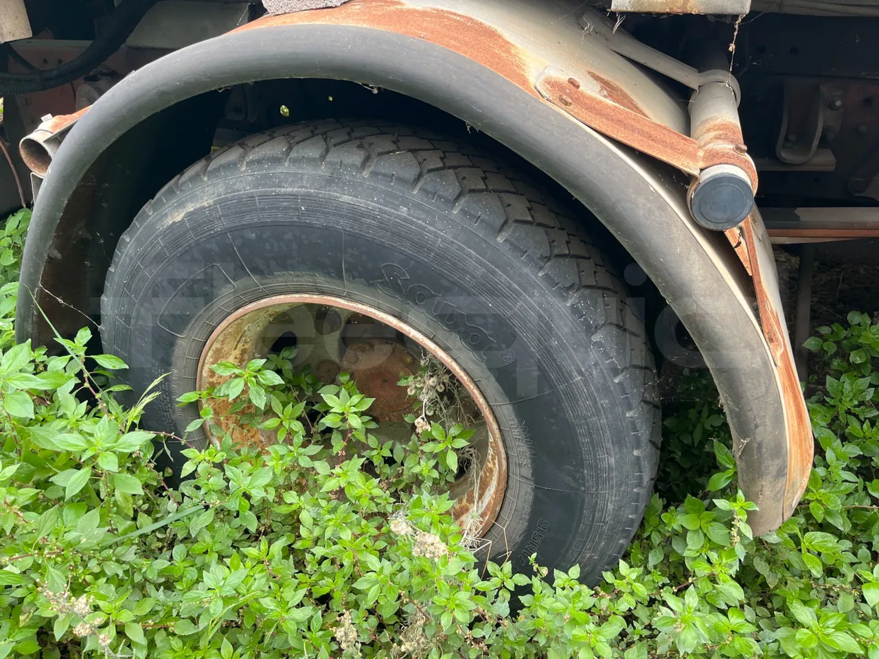 Iveco 100 E 	18N - Euro3 -134kW - 6.105mt - rear left tire photo