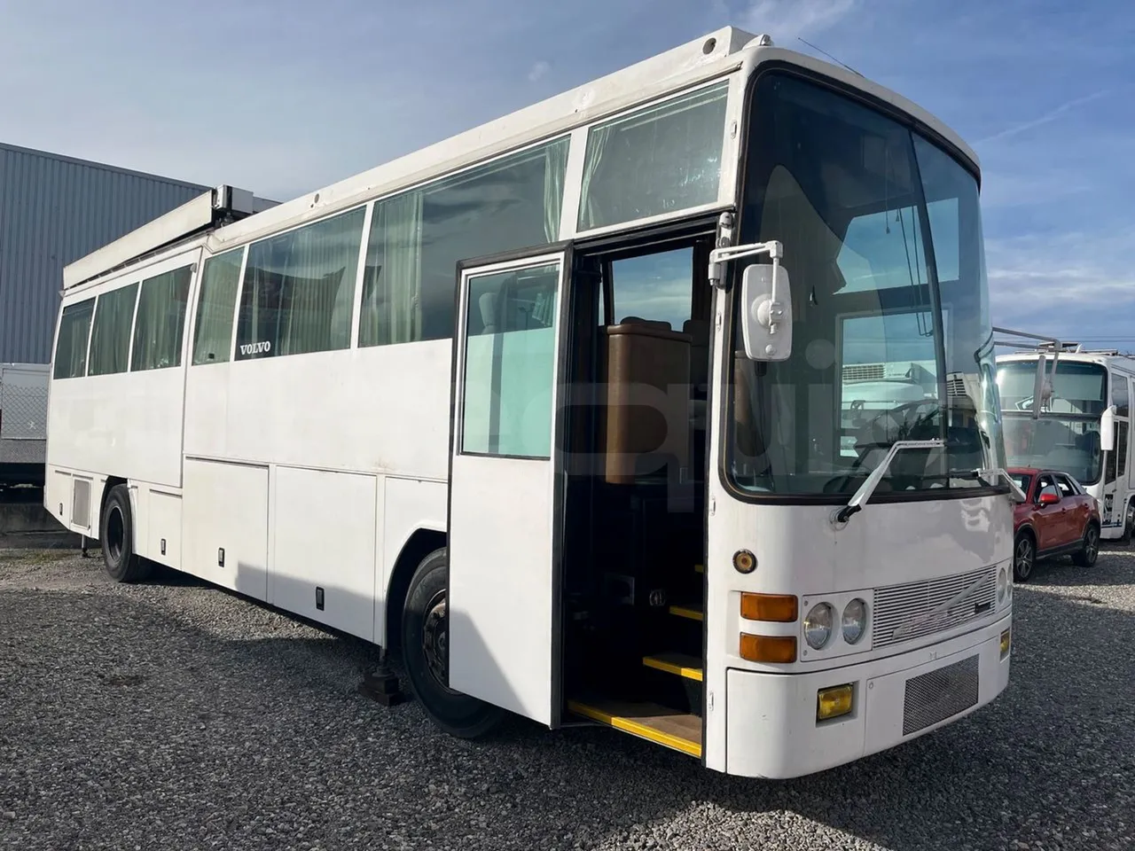 Volvo B10M 55/60 -EUR0-228kW -11.880m - 3/4 right front doors open