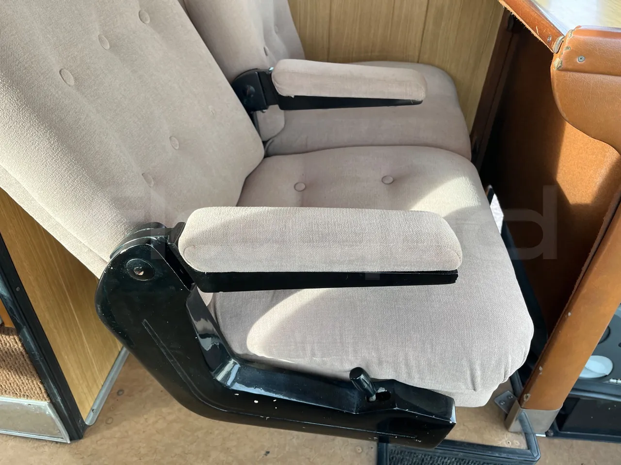 Volvo B10M 55/60 -EUR0-228kW -11.880m - armrest detail photo