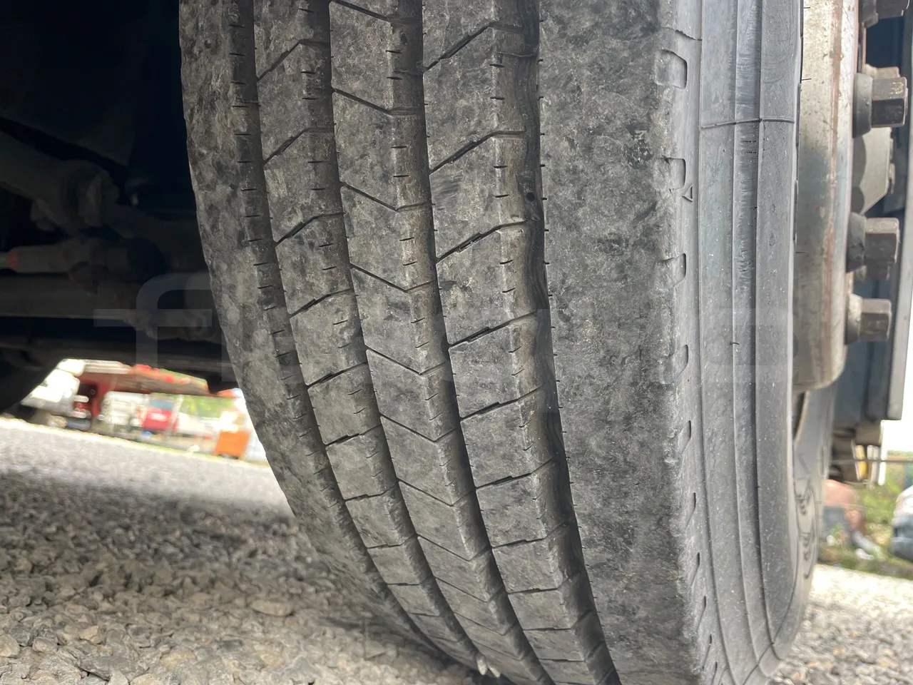 Volvo B10M 55/60 -EUR0-228kW -11.880m - tread condition front tires right