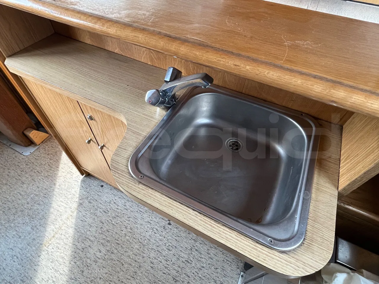 Volvo B10M 55/60 -EUR0-228kW -11.880m - power outlets detail