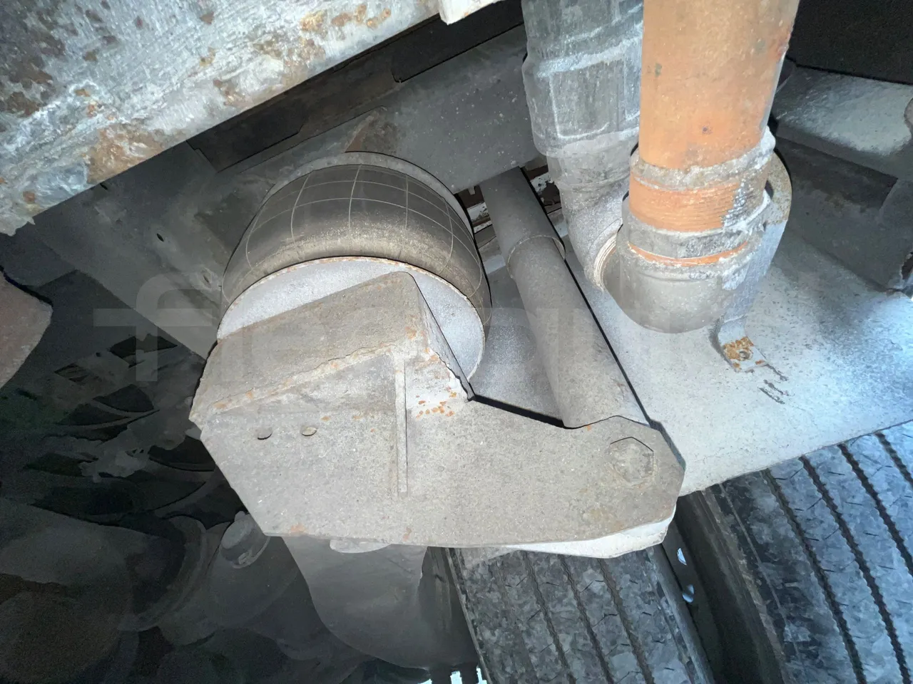 Volvo B10M 55/60 -EUR0-228kW -11.880m - axle 2 shock absorbers 1 left