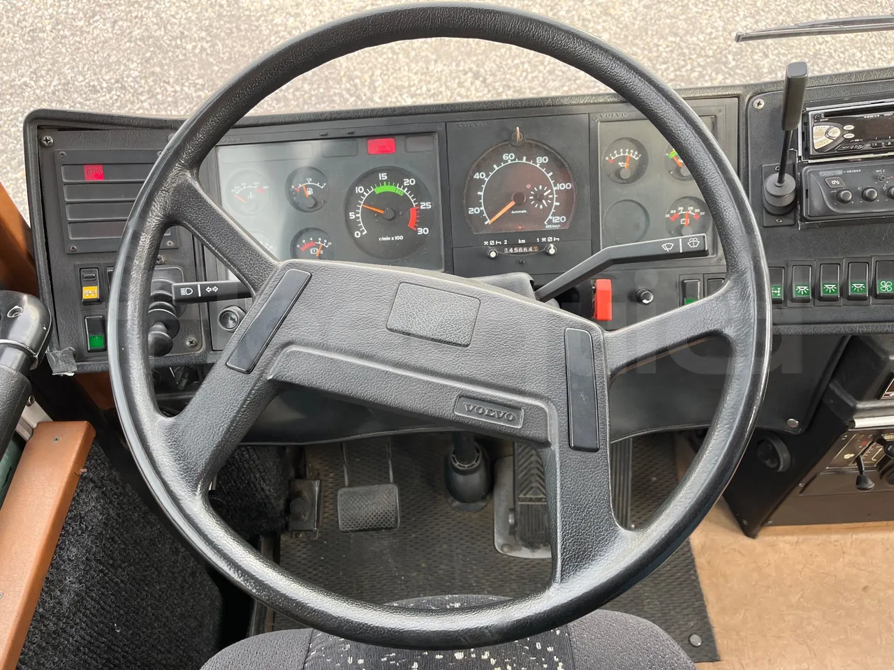 Volvo B10M 55/60 -EUR0-228kW -11.880m - steering wheel photo