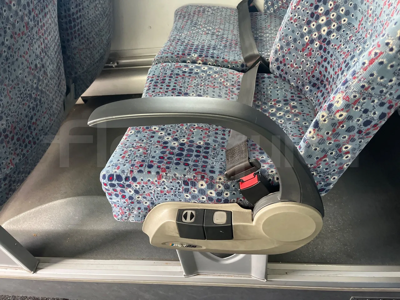 Man Lion's Regio L 360 - Euro5 - 265kW - 13.900mt - armrest detail photo