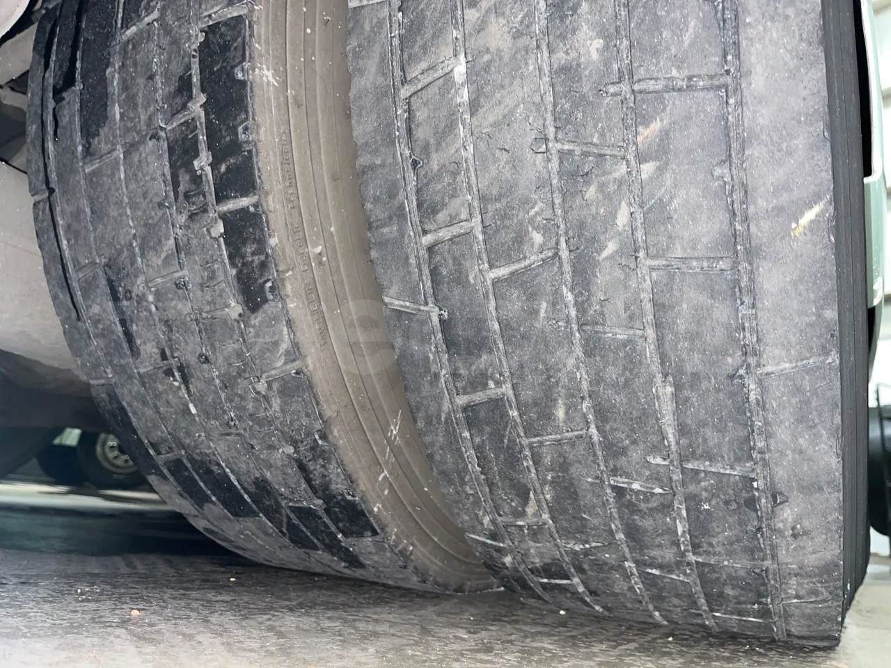 Man Lion's Regio L 360 - Euro5 - 265kW - 13.900mt - tread condition front tires left