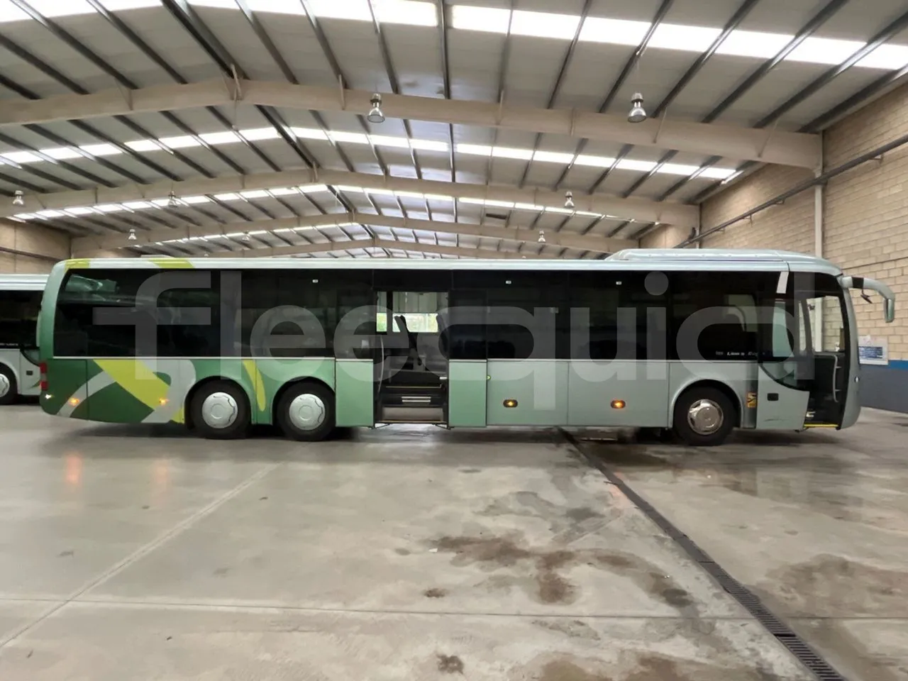 Man Lion's Regio L 360 - Euro5 - 265kW - 13.900mt - right side doors open