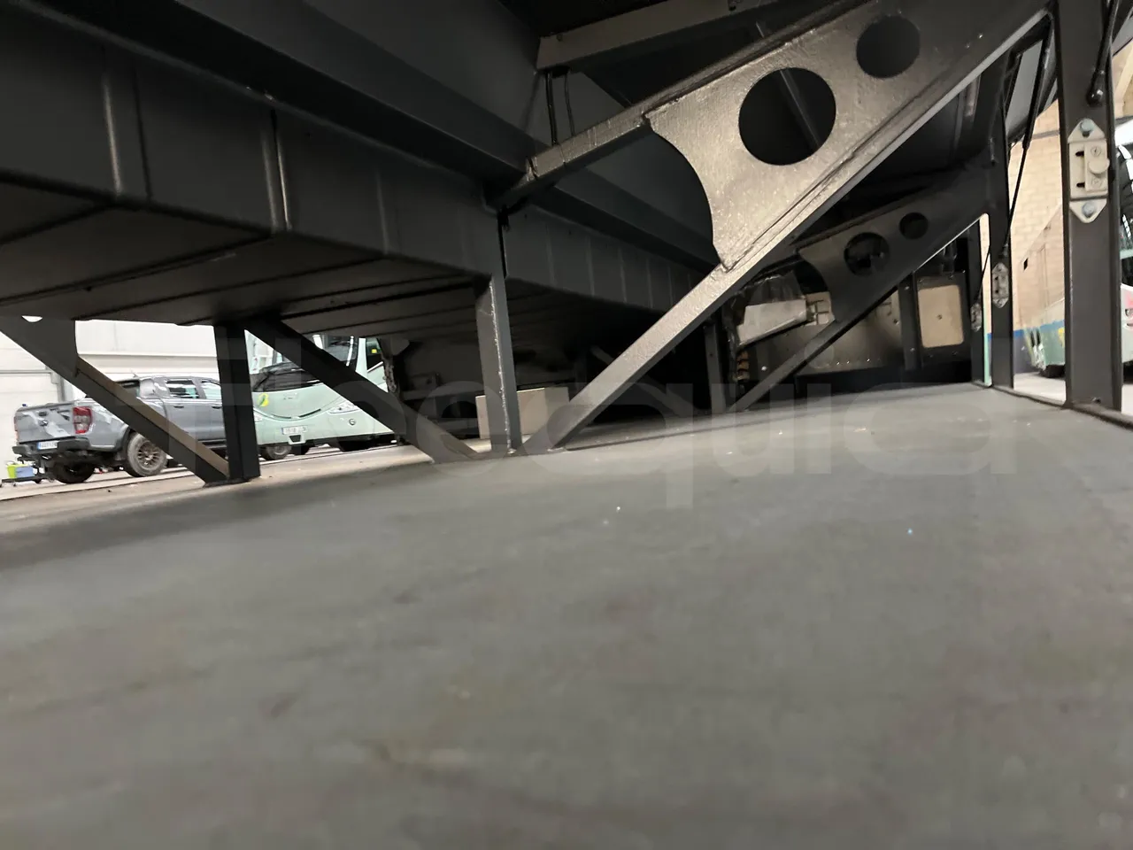 Man Lion's Regio L 360 - Euro5 - 265kW - 13.900mt - under carpet photo