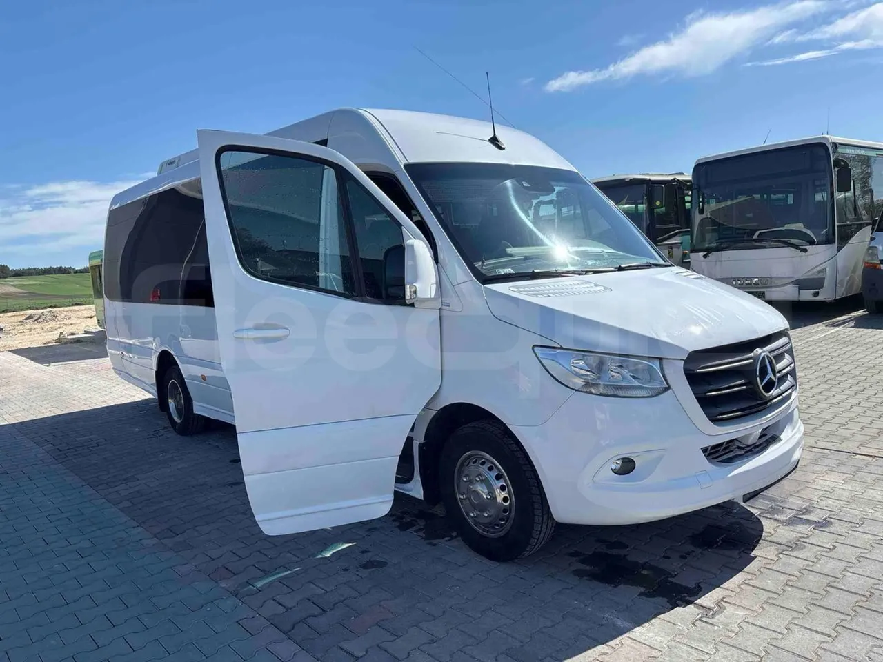 Mercedes-Benz Sprinter Mercus - Euro6 - 140kW - 7,400mt - 3/4 right front doors open