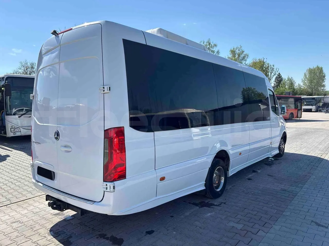 Mercedes-Benz Sprinter Mercus - Euro6 - 140kW - 7,400mt - 3/4 right rear doors closed