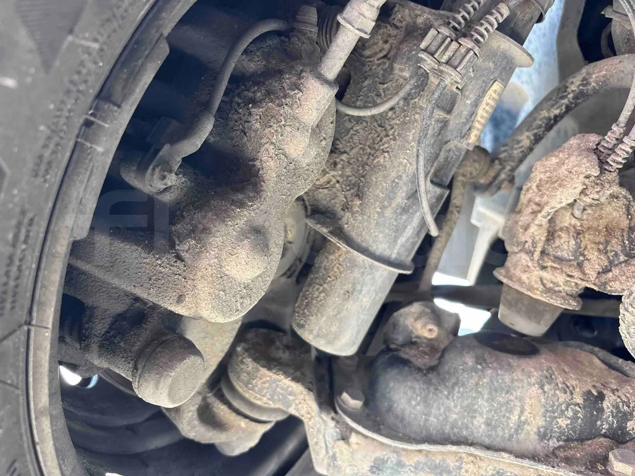 Mercedes-Benz Sprinter Mercus - Euro6 - 140kW - 7,400mt - front brake calipers left