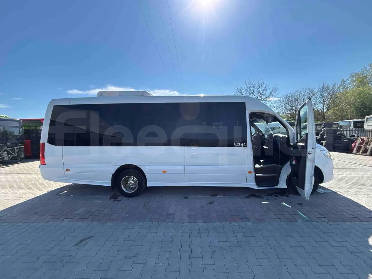 Mercedes-Benz Sprinter Mercus - Euro6 - 140kW - 7,400mt - right side doors open