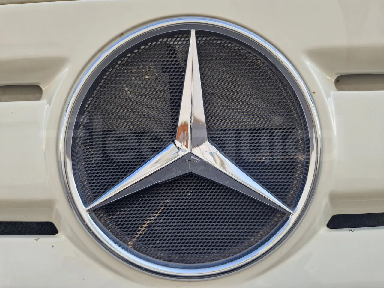 Mercedes-Benz Tourismo RHD / Euro 6 - 290 Kw - 12,140 Mt - engine plate photo