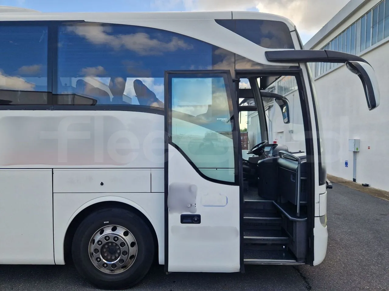 Mercedes-Benz Tourismo RHD / Euro 6 - 290 Kw - 12,140 Mt - front door 1 open