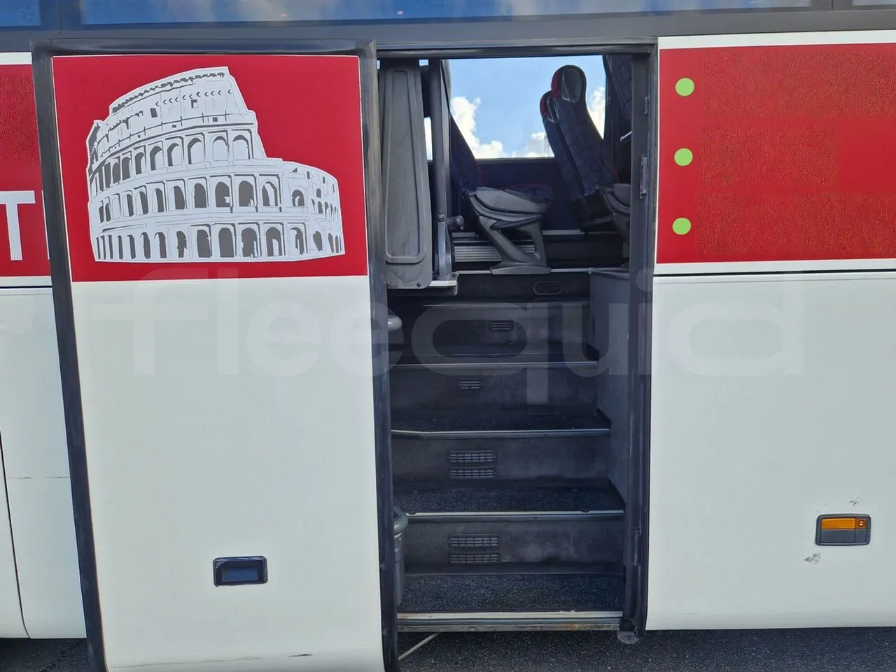 Mercedes-Benz Tourismo RHD / Euro 6 - 290 Kw - 12,140 Mt - front door 2 open
