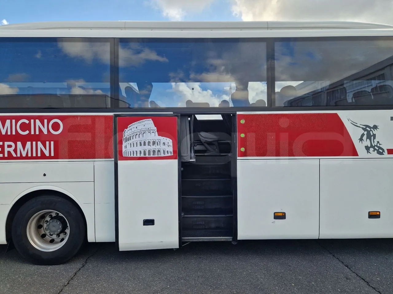 Mercedes-Benz Tourismo RHD / Euro 6 - 290 Kw - 12,140 Mt - front door 3 open