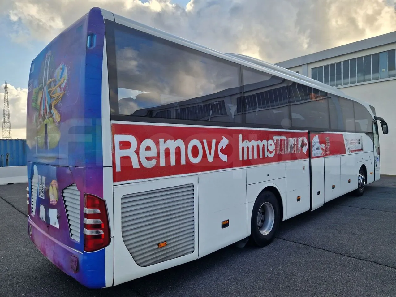 Mercedes-Benz Tourismo RHD / Euro 6 - 290 Kw - 12,140 Mt - 3/4 right rear doors closed