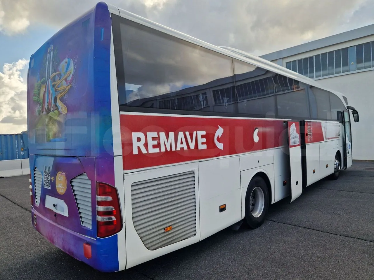 Mercedes-Benz Tourismo RHD / Euro 6 - 290 Kw - 12,140 Mt - 3/4 right rear doors open