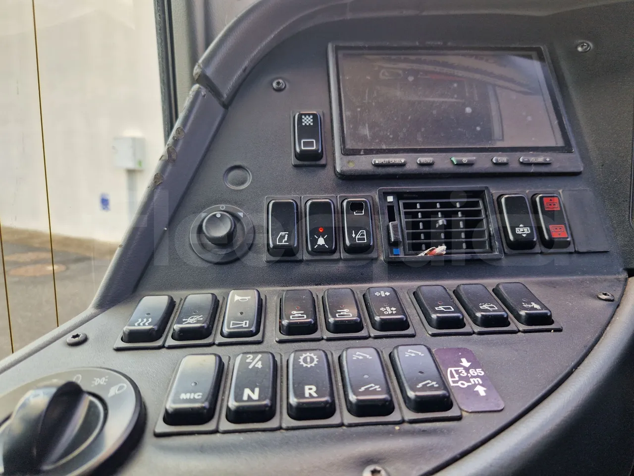 Mercedes-Benz Tourismo RHD / Euro 6 - 290 Kw - 12,140 Mt - radio accessories photo