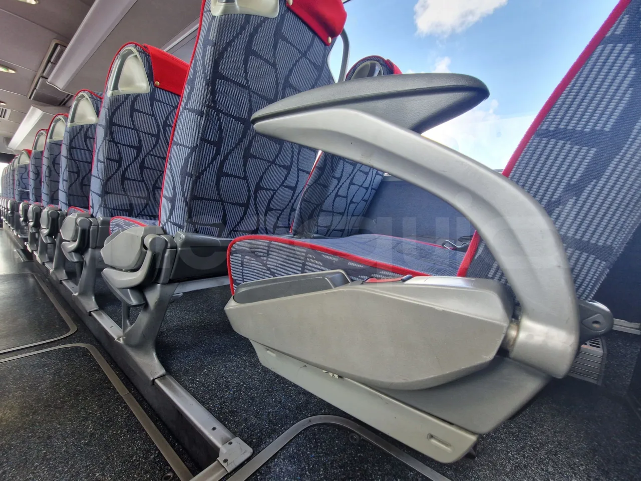 Mercedes-Benz Tourismo RHD / Euro 6 - 290 Kw - 12,140 Mt - armrest detail photo